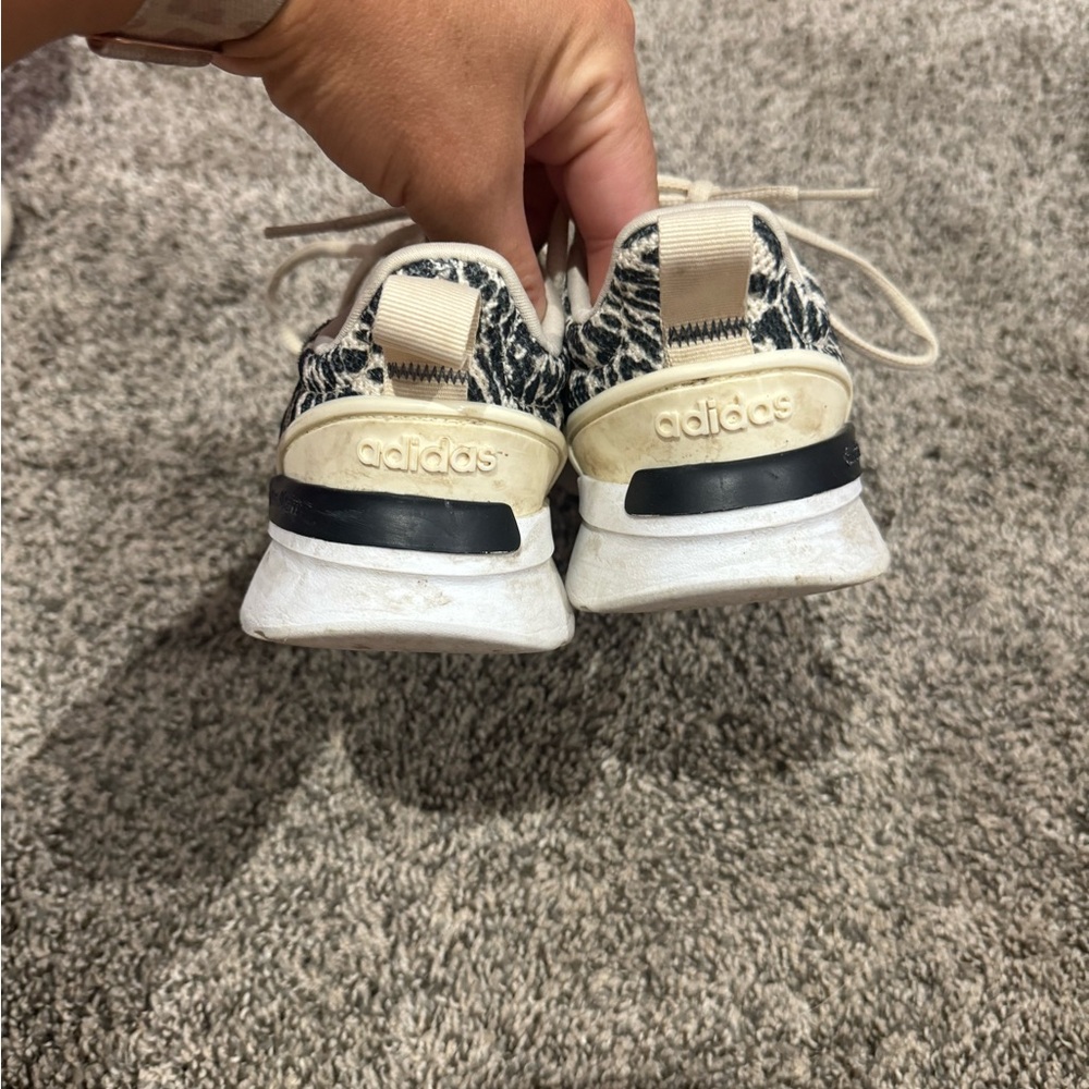 Leopard girl adidas